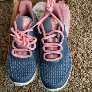 EUC Nike Rival Shoe. Size 11.5C